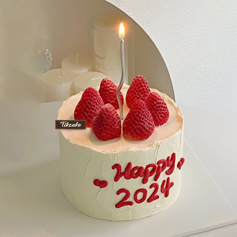 2024草莓鲜奶新年蛋糕