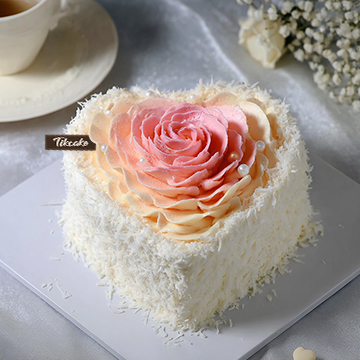 原创渐变粉色心形鲜奶蛋糕
